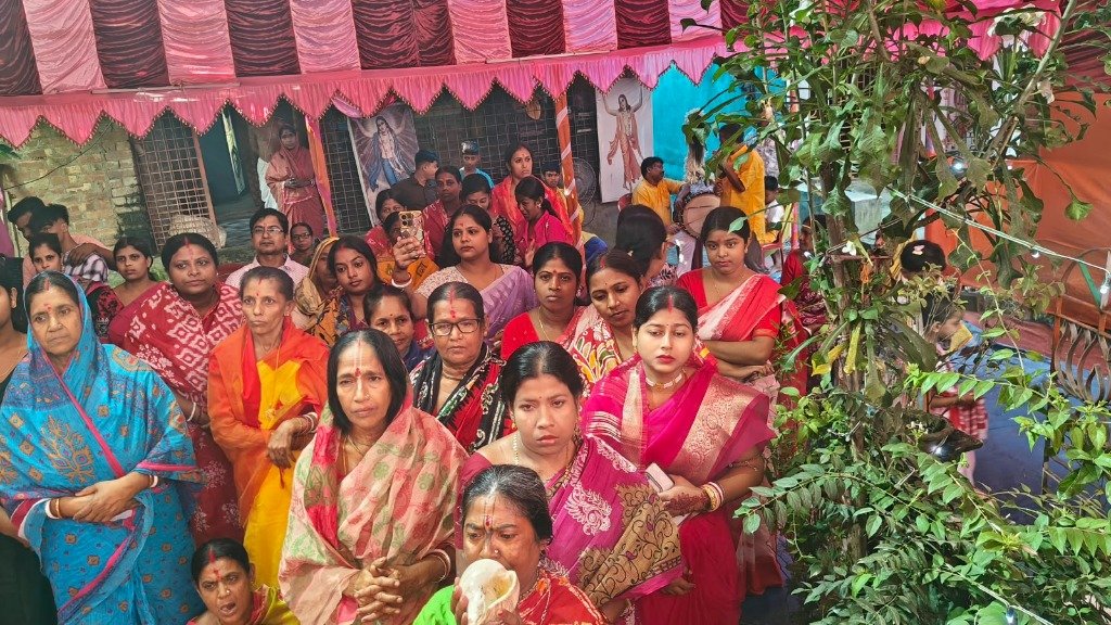 Maha Arati and Devotees Gathering